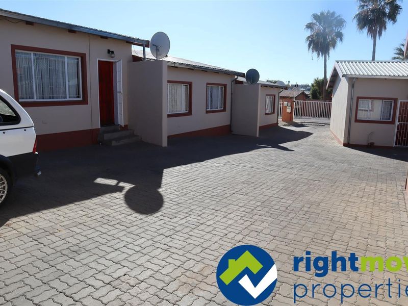 Want to be the owner of your own Complex? Look no further! Tenants in place already. - Photo 7