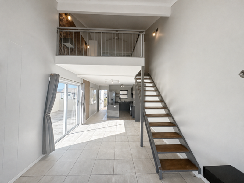 Top floor modern loft apartment for decerning investors! - Photo 3