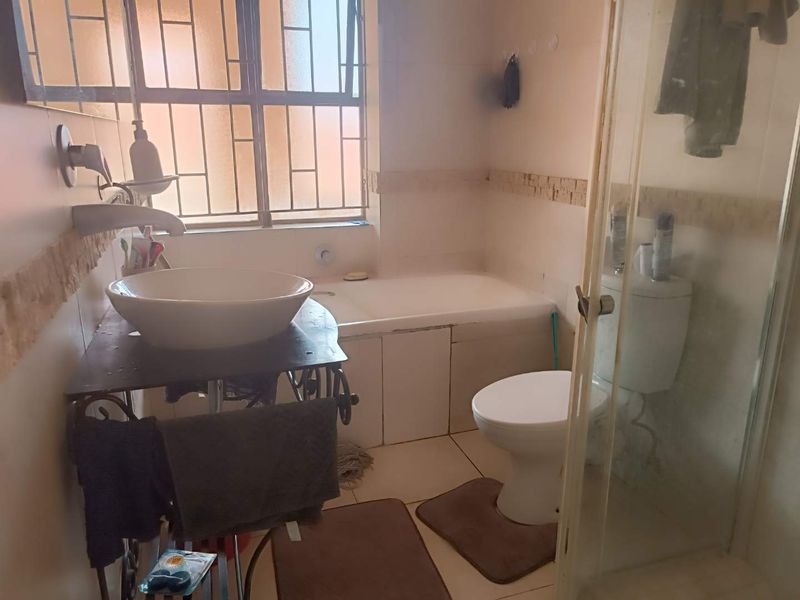 Lovely 1st-Floor Apartment in Secure Randburg Development - Photo 10