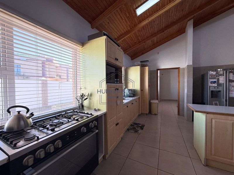 Spacious 4-Bedroom Home with 1 Bedroom Flat in prime Meersig Area - Photo 7