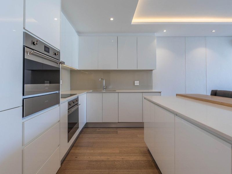 Airbnb Friendly, Two Bedroom Apartment: Prime Location, Modern Design - Photo 3