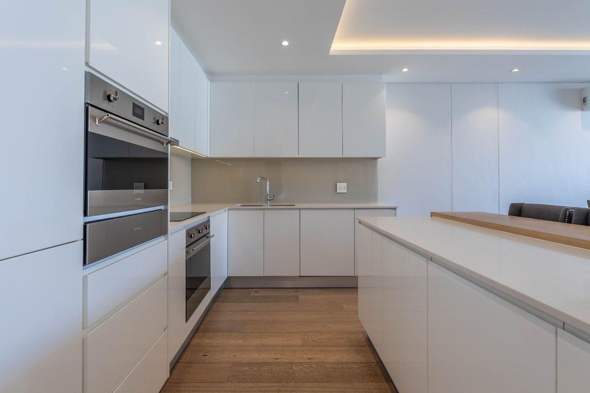 Airbnb Friendly, Two Bedroom Apartment: Prime Location, Modern Design - Photo 3