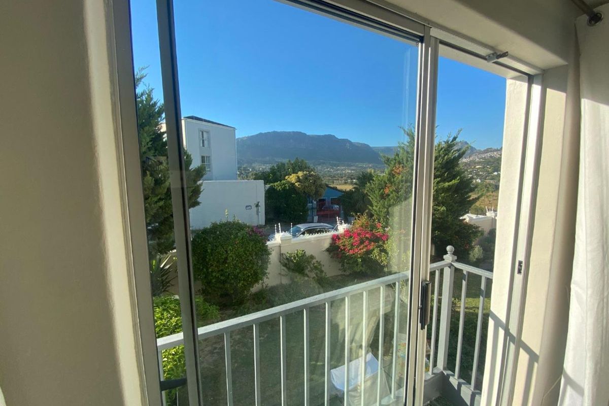 2 bedroom Modern Apartment in HOUT BAY - Photo 4