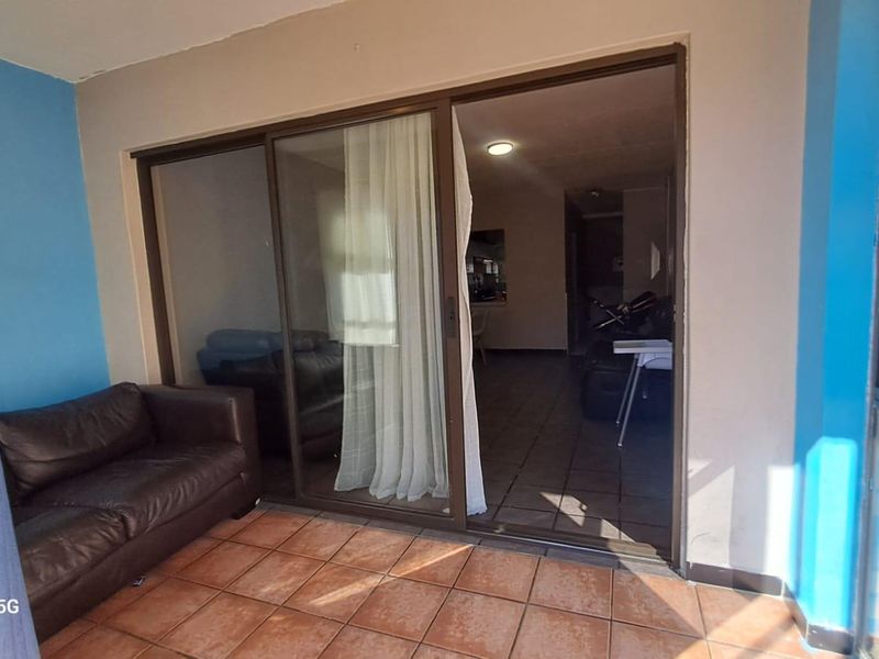 2 Bedroom Groundfloor Apartment with Carport in Secure Complex - Photo 6