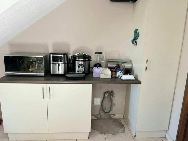 FOR SALE NEAT 2 BEDROOM IN ROCKY CREST - Photo 2