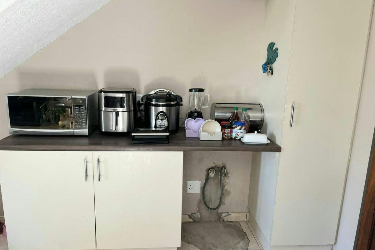 FOR SALE NEAT 2 BEDROOM IN ROCKY CREST - Photo 2