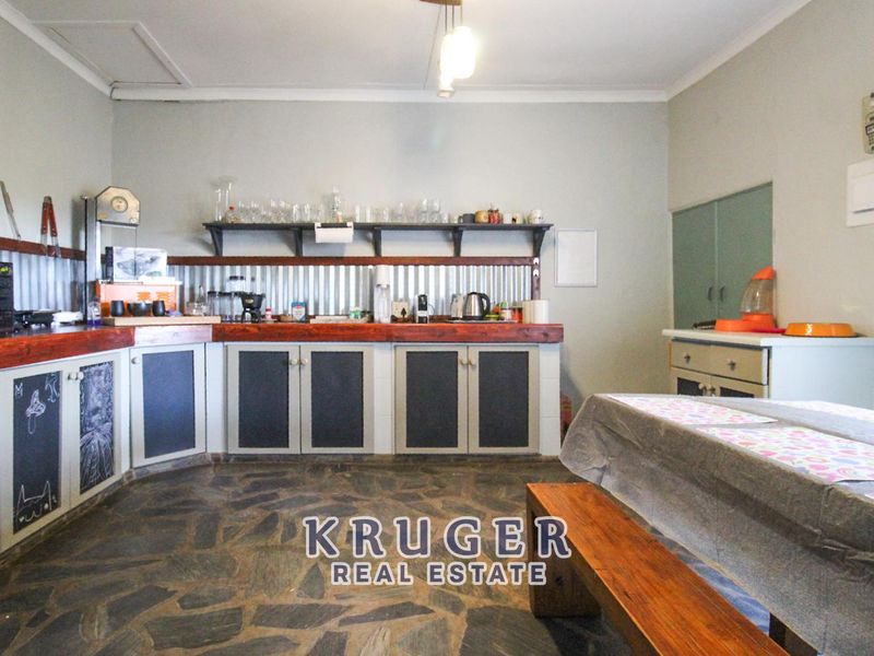 Family Home with Flat for Sale – Outjo - Photo 4