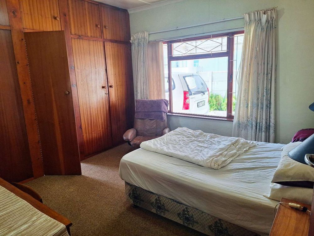 Main bedroom with b.i.c. and en-suite