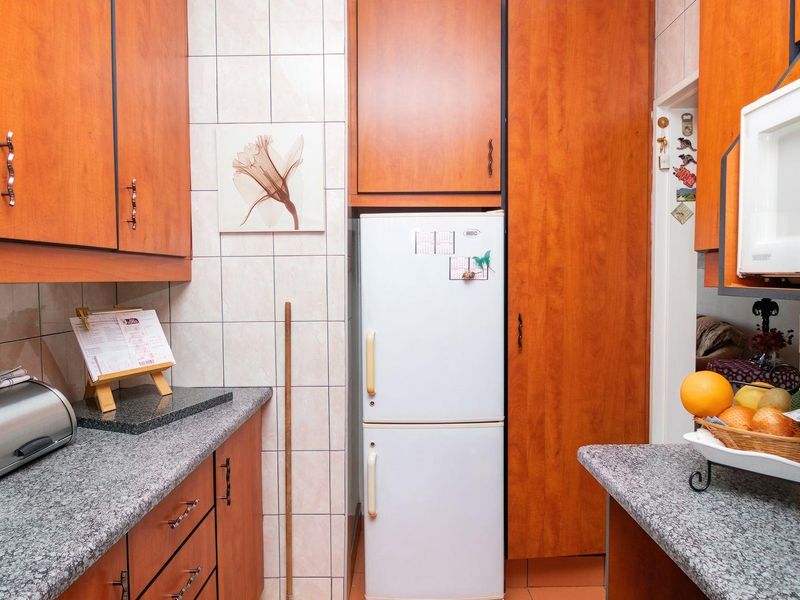 Charming First-Floor Apartment with Private Balcony & Garage! - Photo 6