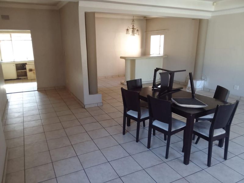 3 Bedroom house in Lombardy East with 2 Flatlets. - Photo 2