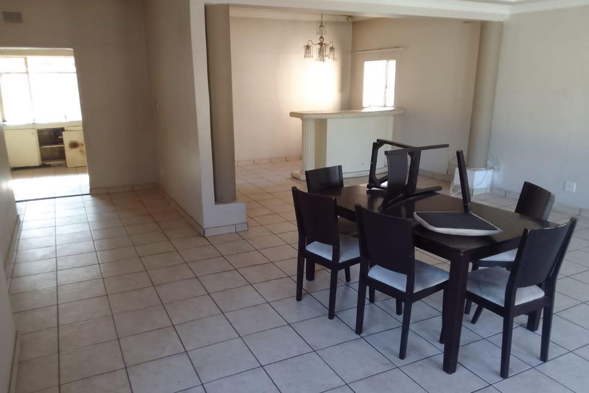 3 Bedroom house in Lombardy East with 2 Flatlets. - Photo 2