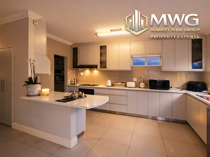 🔥 Eros Hillside Gem With Breathtaking City Views! 🔥 - Photo 4