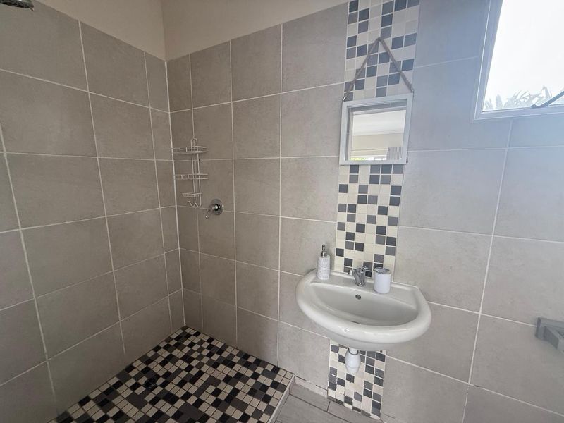 FOR SALE- LARGE 3 BEDROOM HOUSE AND 2 SEPARATE EN-SUITE ROOMS IN HAGE HEIGHTS, SWAKOPMUND, NAMIBIA - Photo 8