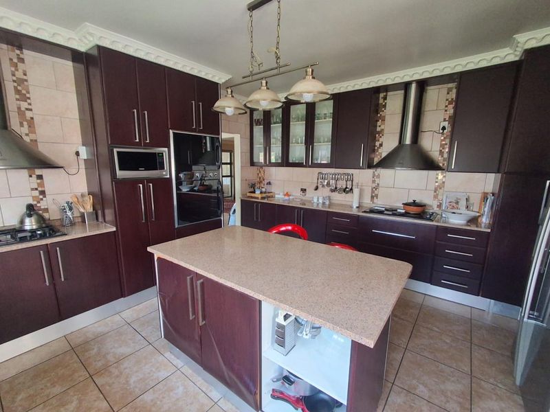 LOVELY FAMILY HOME IN THE HEART OF MULBARTON - Photo 3