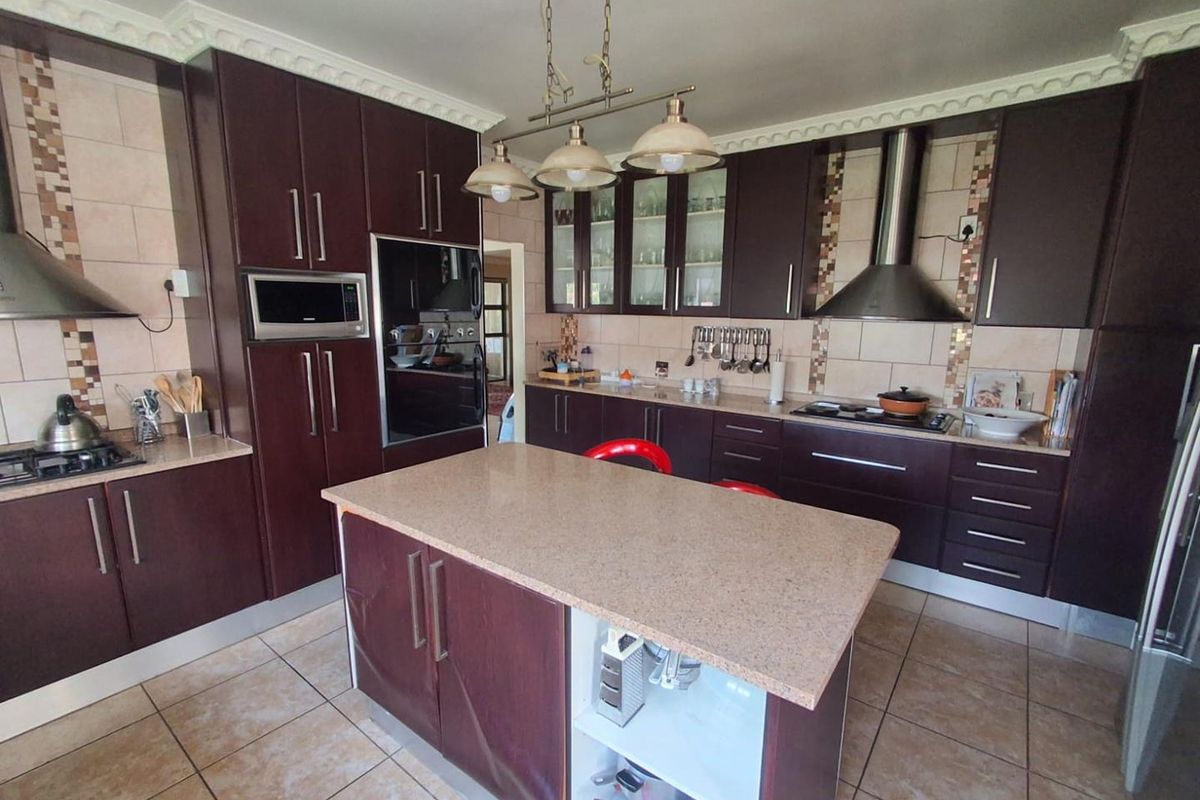 LOVELY FAMILY HOME IN THE HEART OF MULBARTON - Photo 3