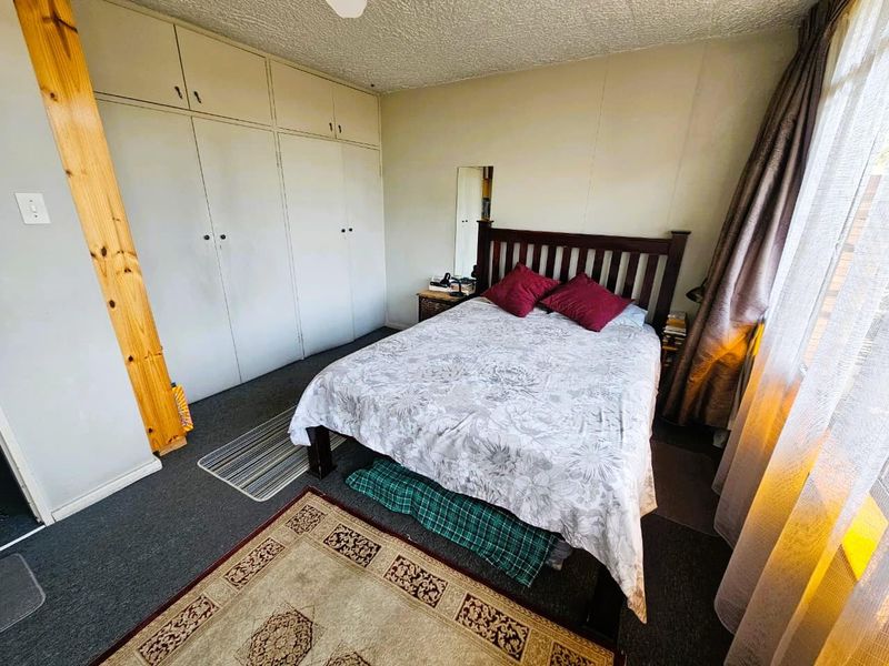 Neat 3-Storey Corner Townhouse in Quiet Part of Queenswood - Photo 8