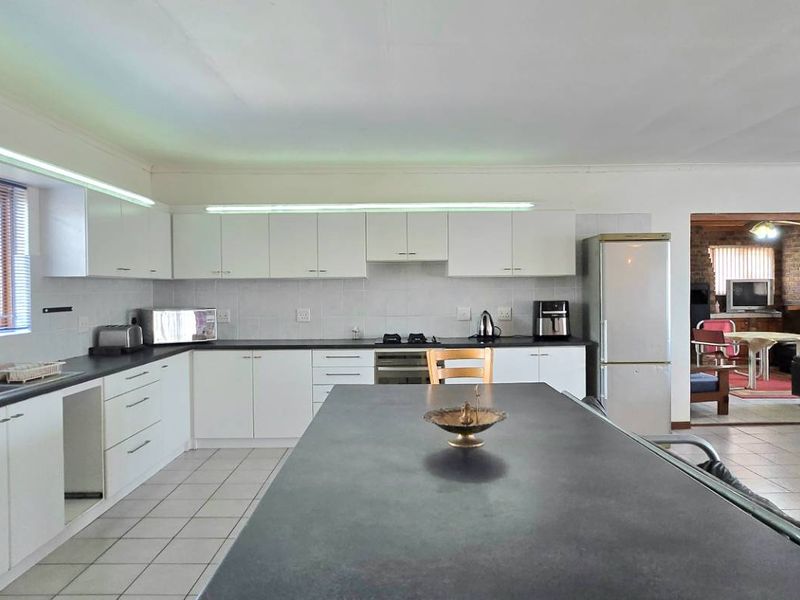 Spacious Entertainer’s Dream Home in Franskraal with Mountain Views and Exceptional Value - Photo 8