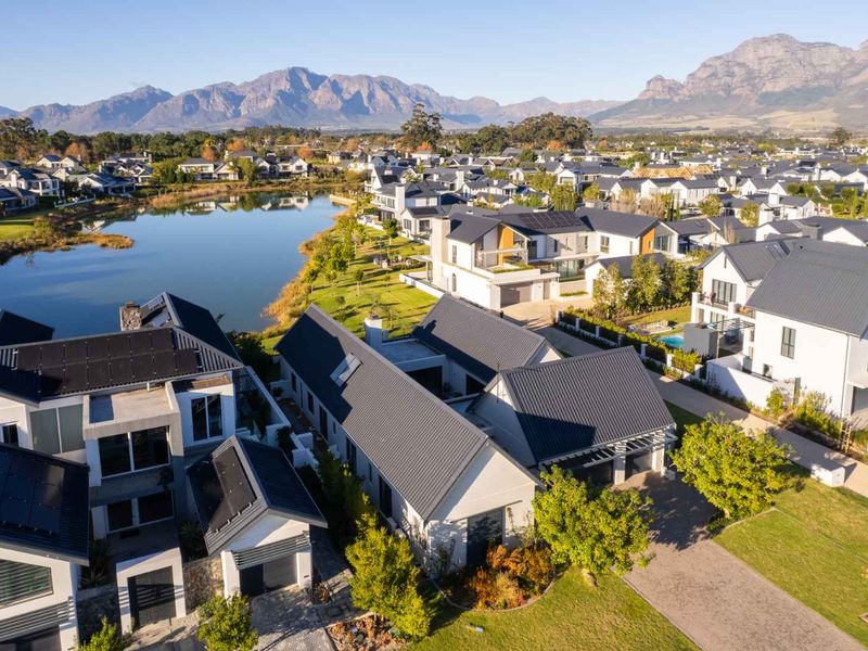 North-Facing Lakeside Living in a Beautiful Five-Bedroom Home on Val de Vie Estate - Photo 2