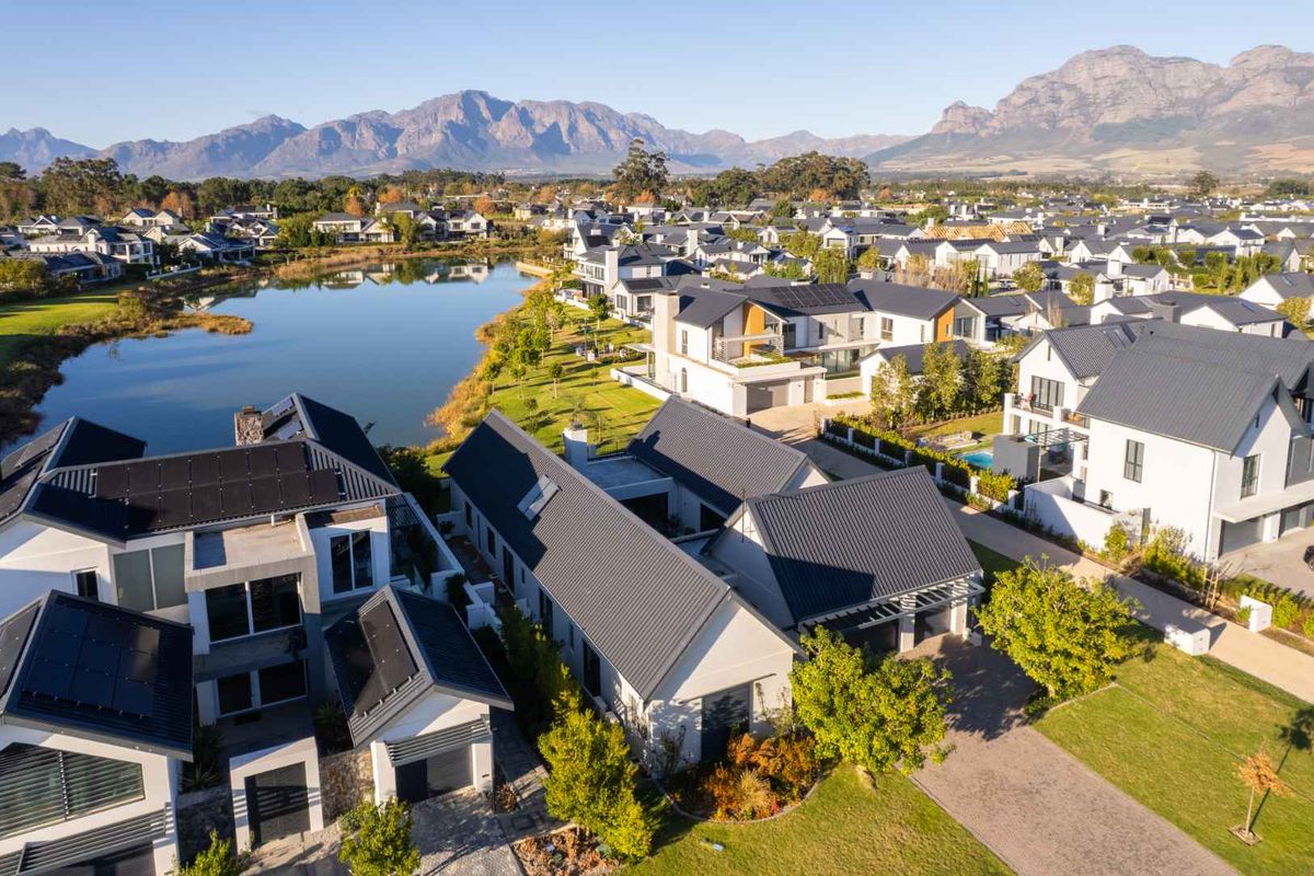 North-Facing Lakeside Living in a Beautiful Five-Bedroom Home on Val de Vie Estate - Photo 2