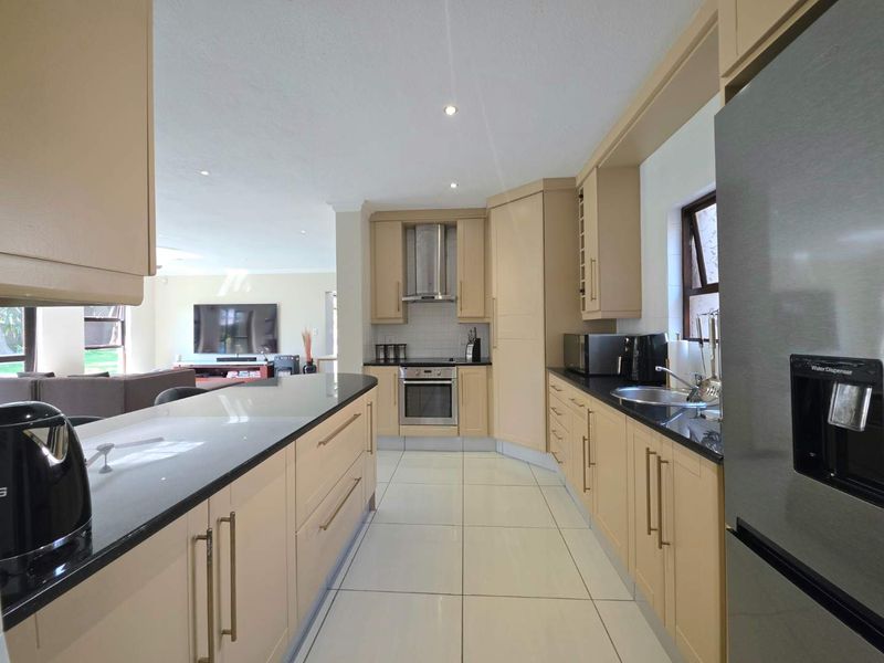 Modern 3-Bedroom Executive Home in Douglasdale - Photo 9