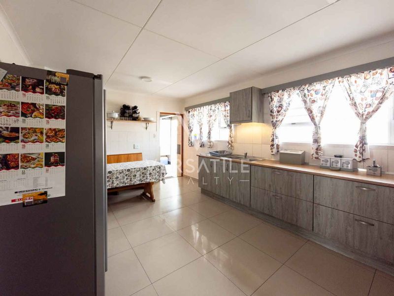 3 bedroom home with bachelor flat - Photo 6