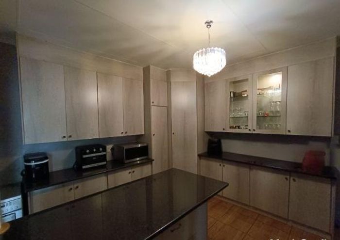 Property #2557310, House For Sale in Valhalla