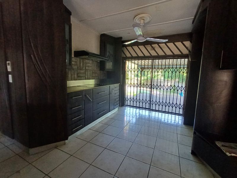 Spacious Three-Bedroom Home with Granny Flat, Pool, and Pet-Friendly Features in Arboretum - Photo 3