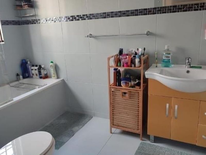 Two Bedroom renovated ground floor apartment with a big garden - Photo 8