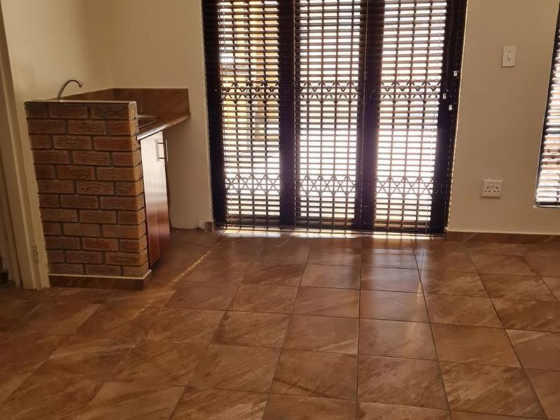 3 BEDROOM FAMILY HOME - Photo 2