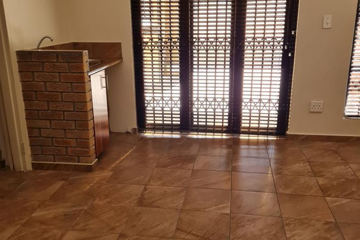 3 BEDROOM FAMILY HOME - Photo 2