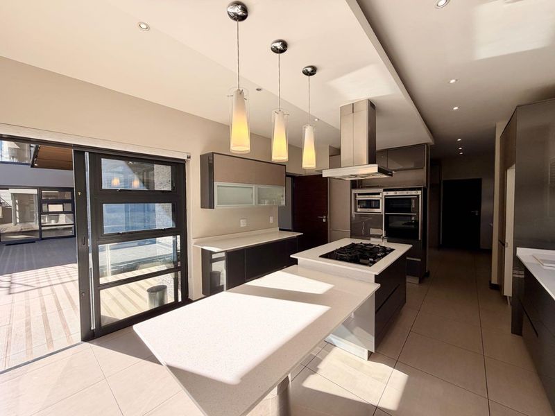 Elegant Four Bedroom Family Home to Rent in Waterfall Country Village Estate - Photo 3