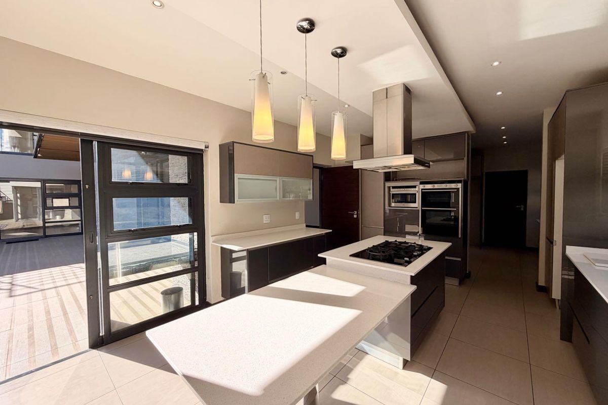Elegant Four Bedroom Family Home to Rent in Waterfall Country Village Estate - Photo 3