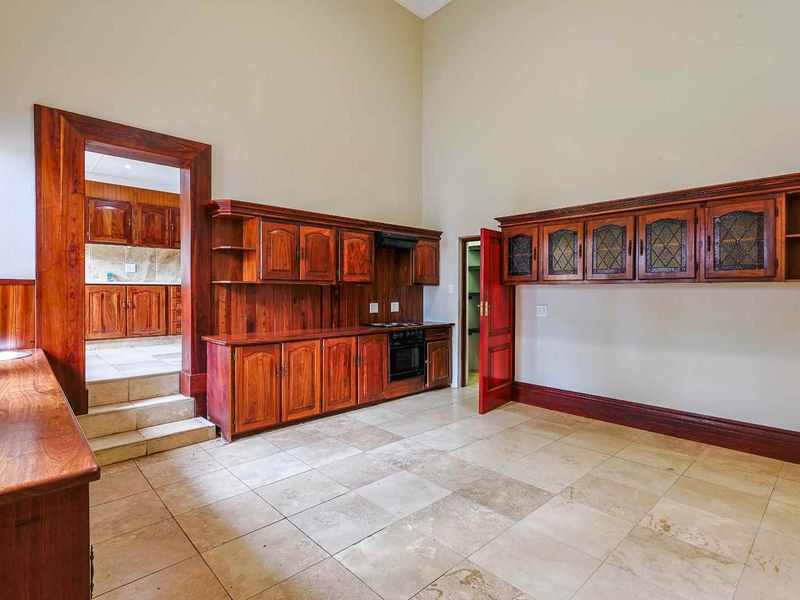 Iconic Waterkloof Ridge Masterpiece with Panoramic Views, Flatlet & Entertainment Oasis - Photo 8