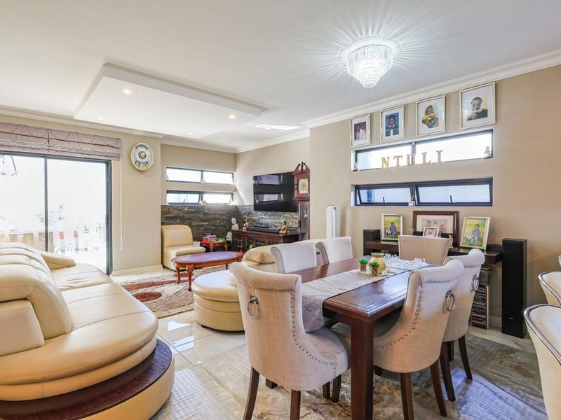 **Stunning Ultra-Modern 3-Bedroom Townhouse in the Prestigious Olive's Gate Estate** - Photo 10