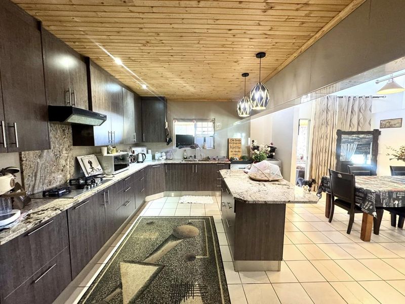 4 Bedroom House For Sale in Elisenheim - Photo 9