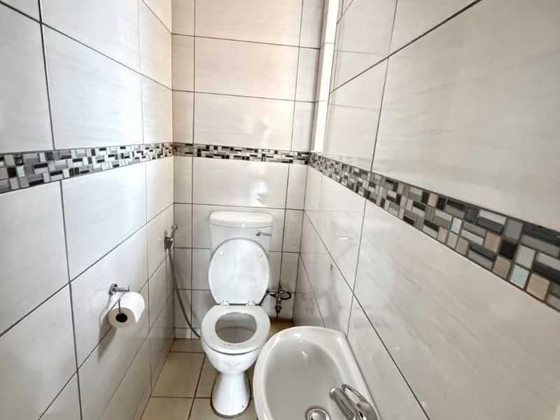 Spacious Bedrooms with Stylish Finishes in The Fountains - Photo 8