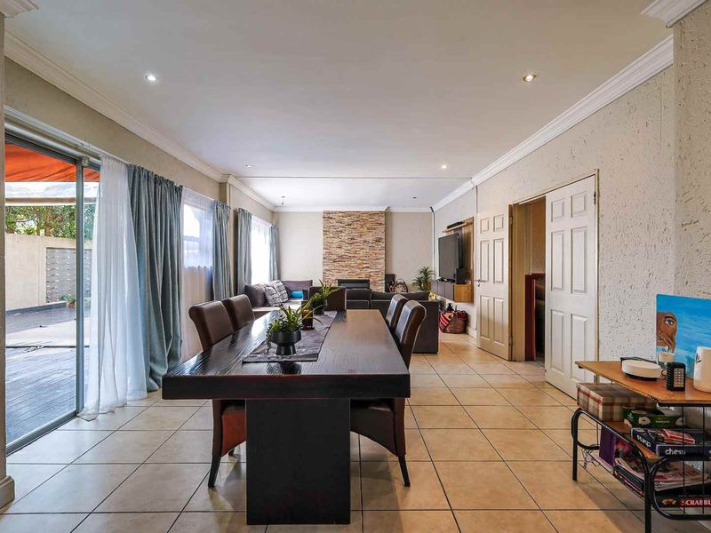 Stunning 4-Bedroom Family Home with Flatlet and Exceptional Entertainment Areas in Six Fountains Residential Estate - Photo 6