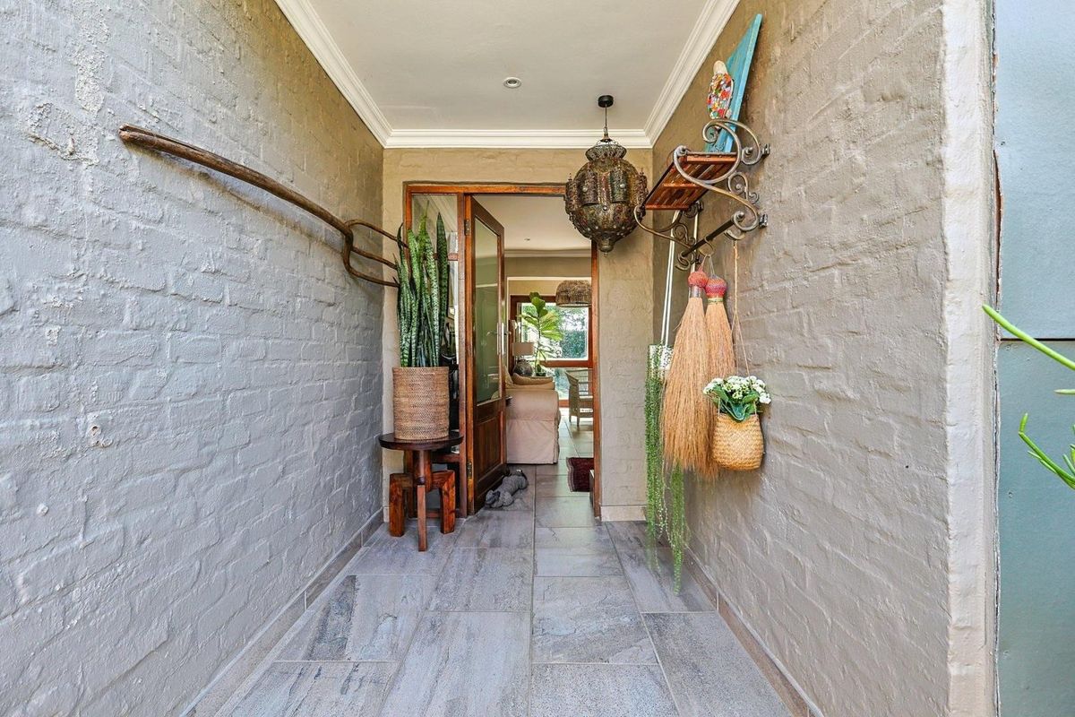 Stunning Townhouse For Sale - Photo 3