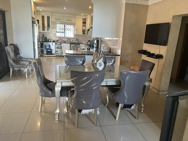 Bright and airy property for sale. - Photo 4