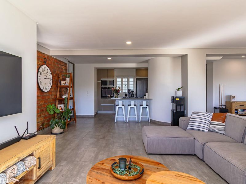 Penthouse perfection: Close to beaches, shops & views - Photo 9