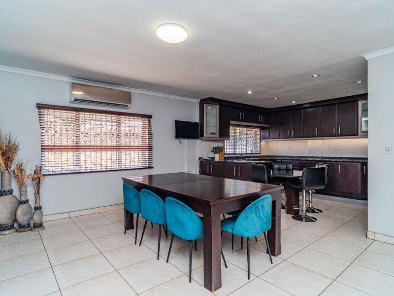 Jaw-dropping Stunner! Ultimate dream house at an unbeatable price! - Photo 6