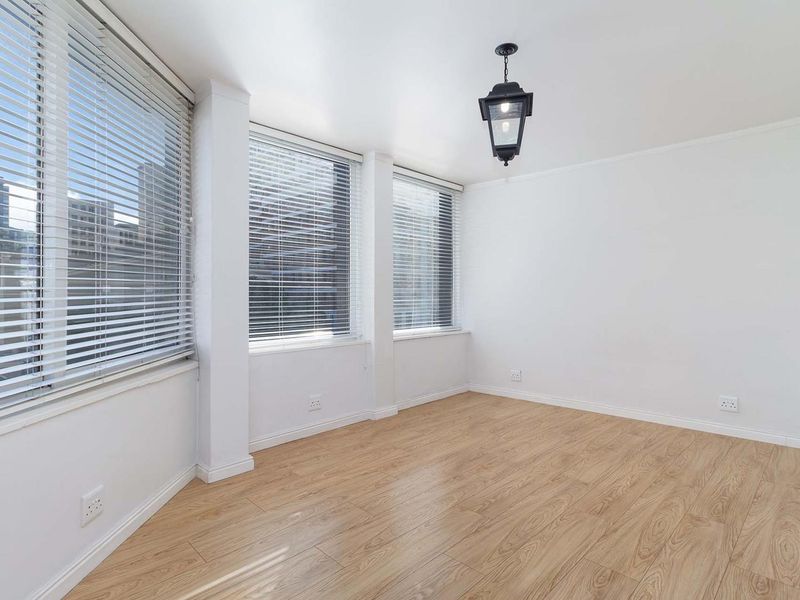 Spacious and convenient city living in central Cape Town - Photo 8