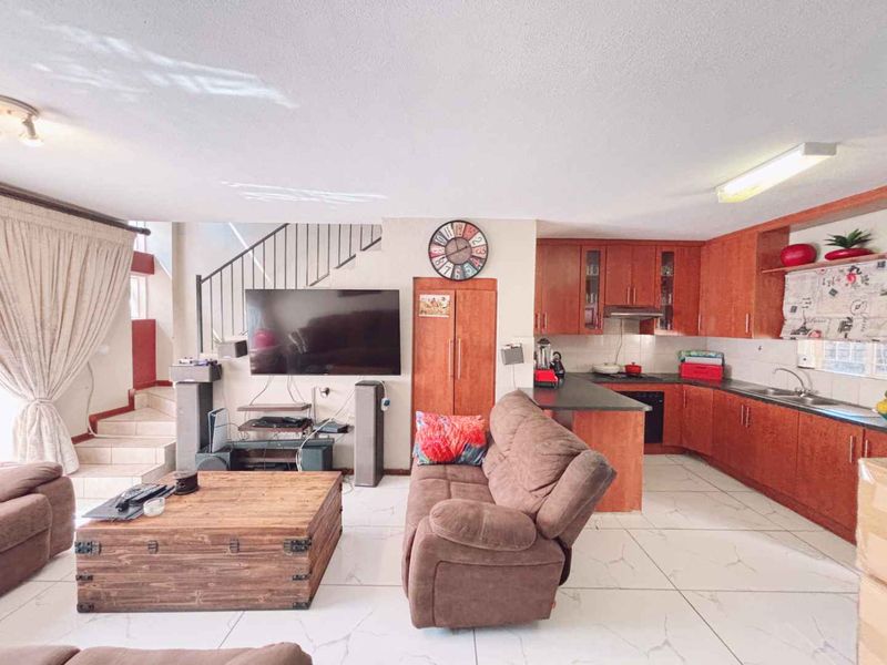 Spacious Three Bedroom Duplex for Sale in Heuwelsig - Photo 10