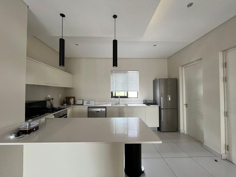 Fully Furnished Apartment In Hyde Park Awaits You - Photo 2