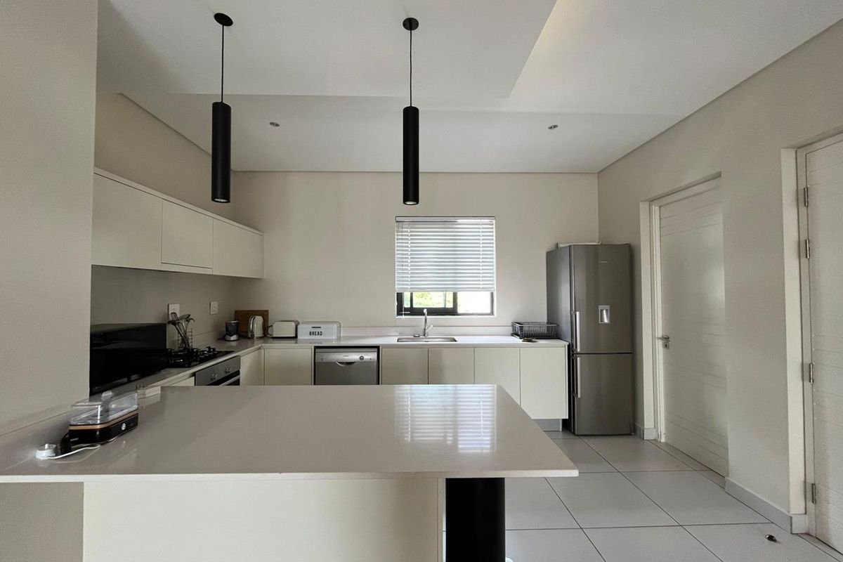 Fully Furnished Apartment In Hyde Park Awaits You - Photo 2