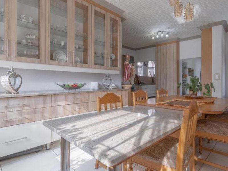 A 4 Bedroom Family Home in Glen Marais - Photo 8