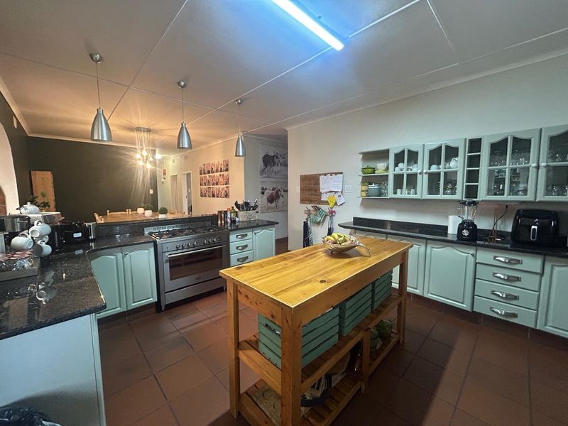 Stunning 4-Bedroom Family Home with Guest Suite - Photo 3