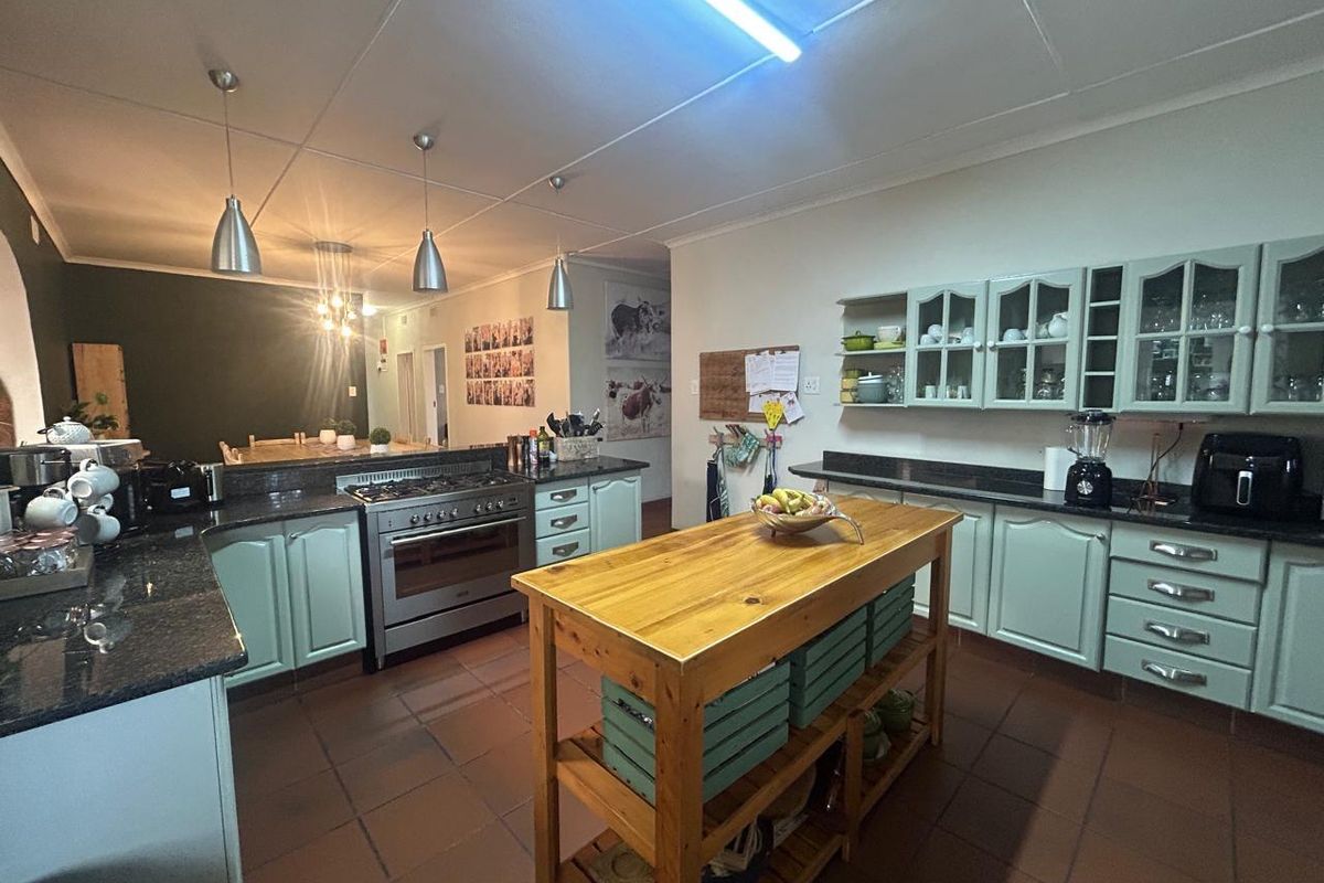 Stunning 4-Bedroom Family Home with Guest Suite - Photo 3