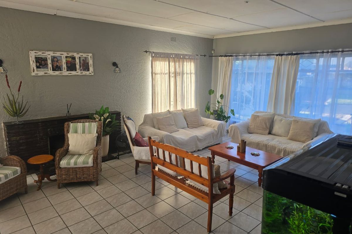 Spacious Living Awaits: 3 Beds, Open Plan, & Massive Backyard! - Photo 5