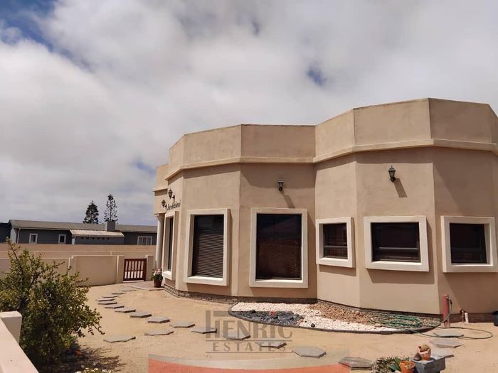 Property #2431513, House For Sale in Henties Bay Central